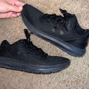 Womens size 8 black UA under armor tennis shoes
